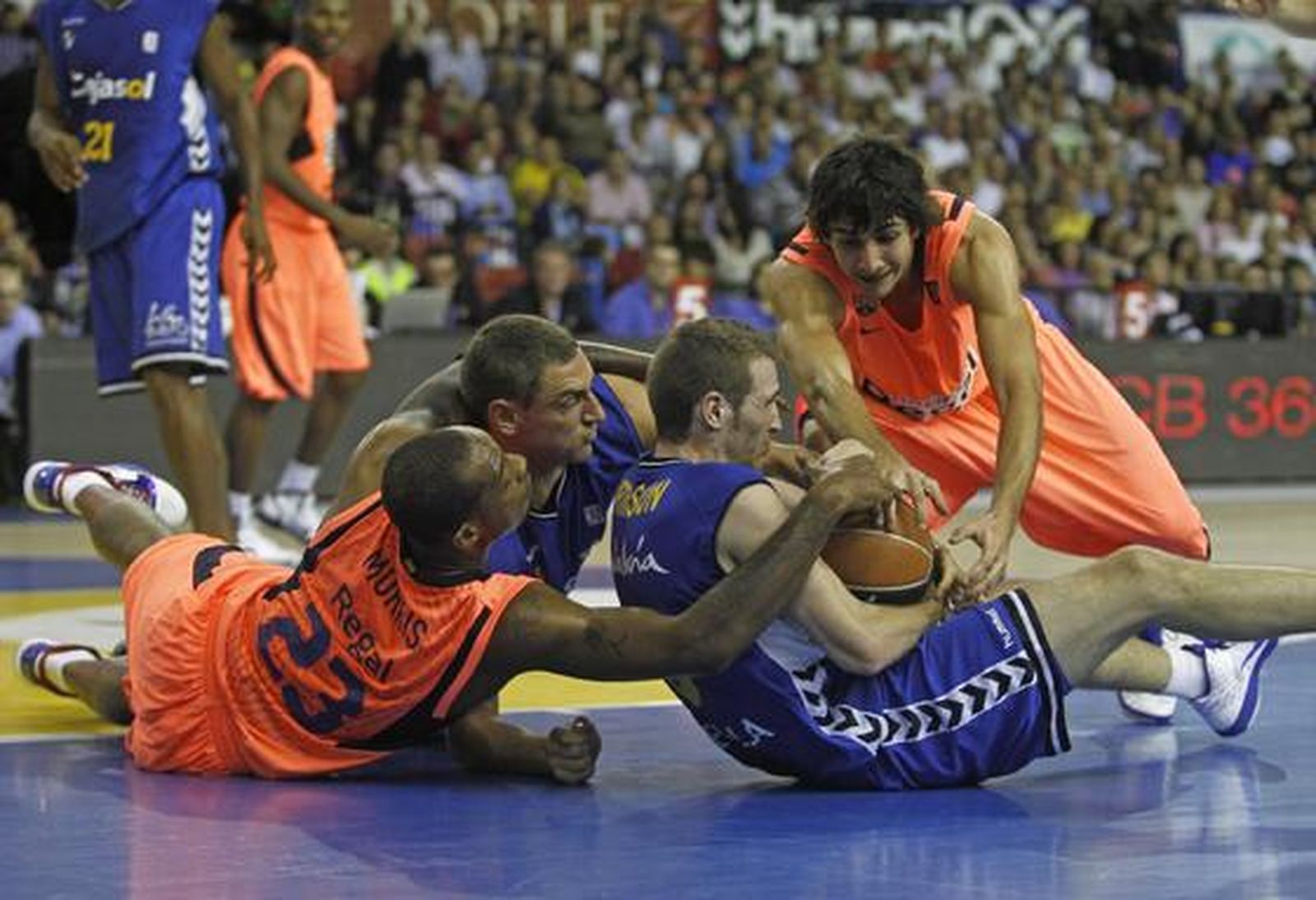 El Cajasol pierde con el Barcelona en San Pablo. / Antonio Pizarro