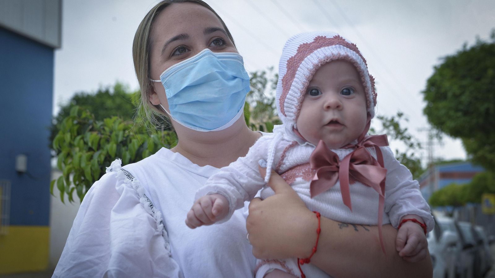 Marta Vázquez con su hija Cayetana, una de las primeras vecinas en cuyo DNI constará como nacida en El Palmar de Troya. En 2020, fueron casi una veintena.