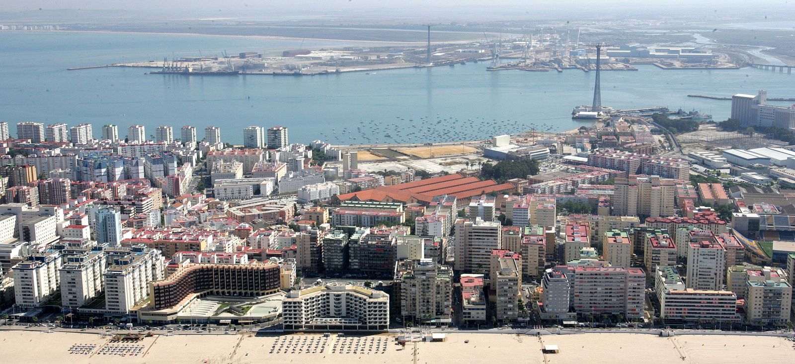 Una imagen aérea de archivo con una de las zonas de Puertatierra donde se mantiene más alto el precio de la vivienda, en primer plano