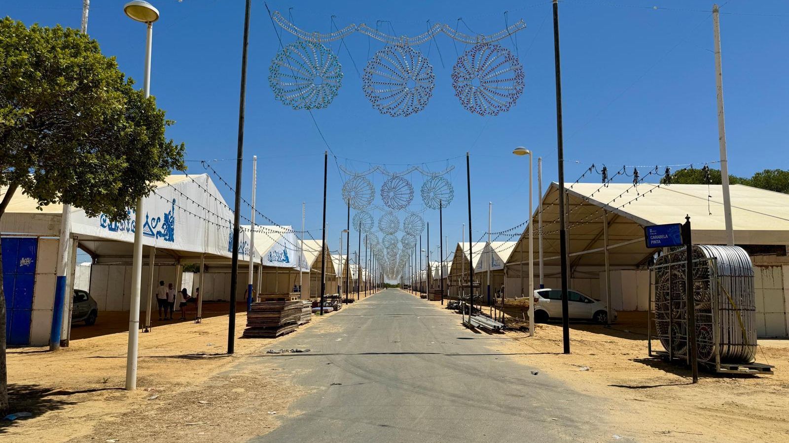 Casetas de las Colombinas durante las semanas previas al inicio.