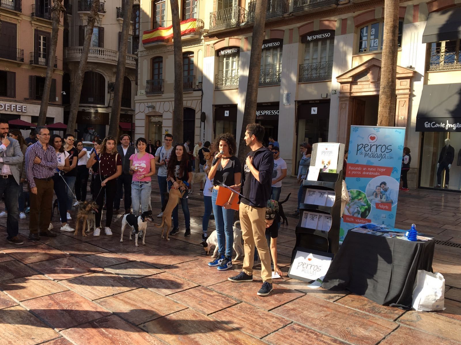 Un momento de la campaña de ayer en la plaza de la Constitución.