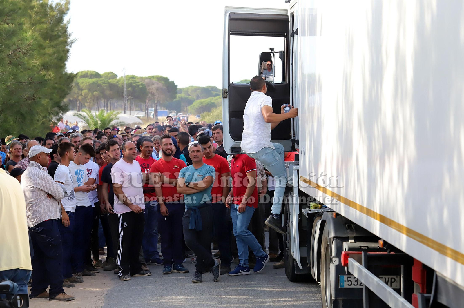 Imágenes de la movilización en Lucena para impedir el cierre de pozos