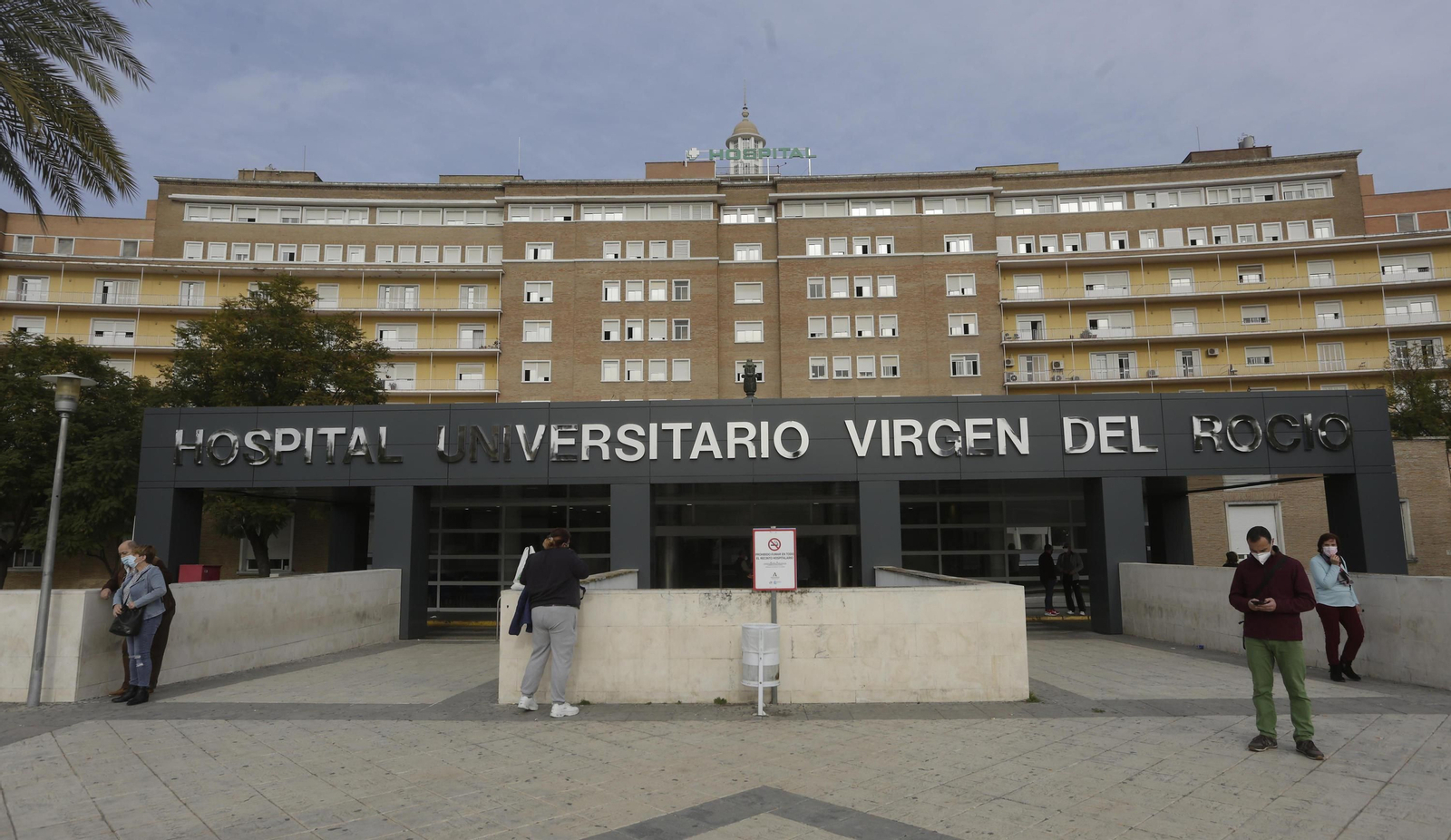 La entrada principal del Hospital Virgen del Rocío, en Sevilla.