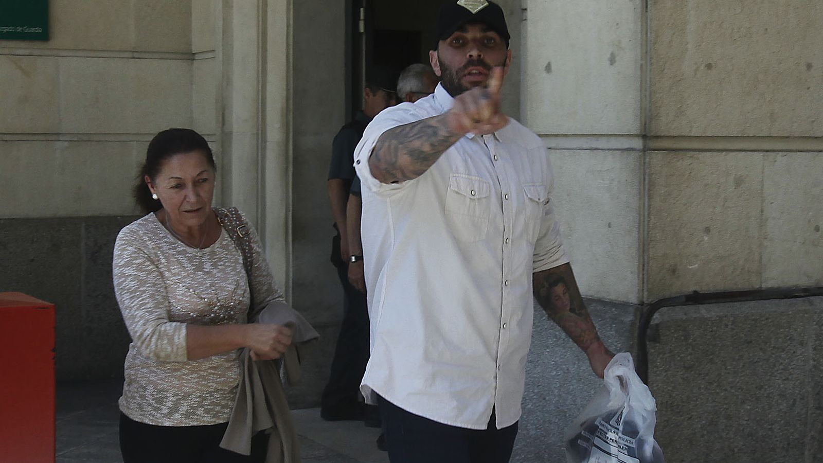 Manuel Herrera Perejón sale de los juzgados de Sevilla tras la agresión en Bilbao.