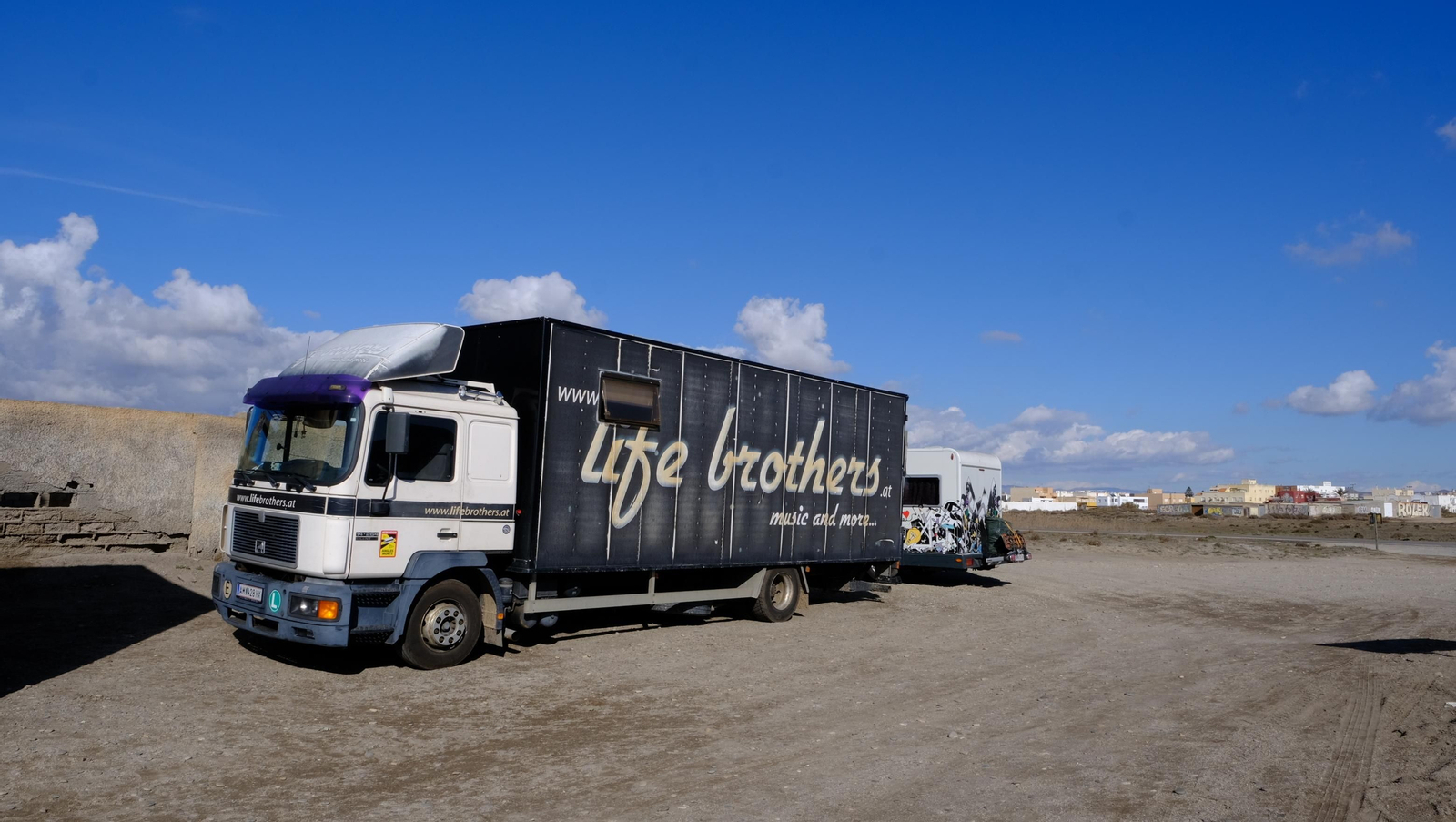 Imágenes de las caravanas estacionadas en el Parque Natural Cabo de Gata-Níjar