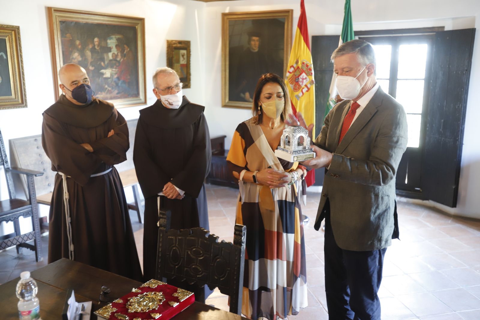 La presidenta del Parlamento, Marta Bosquet, junto al resto de miembros de la Mesa, visita al Monasterio de La Rábida