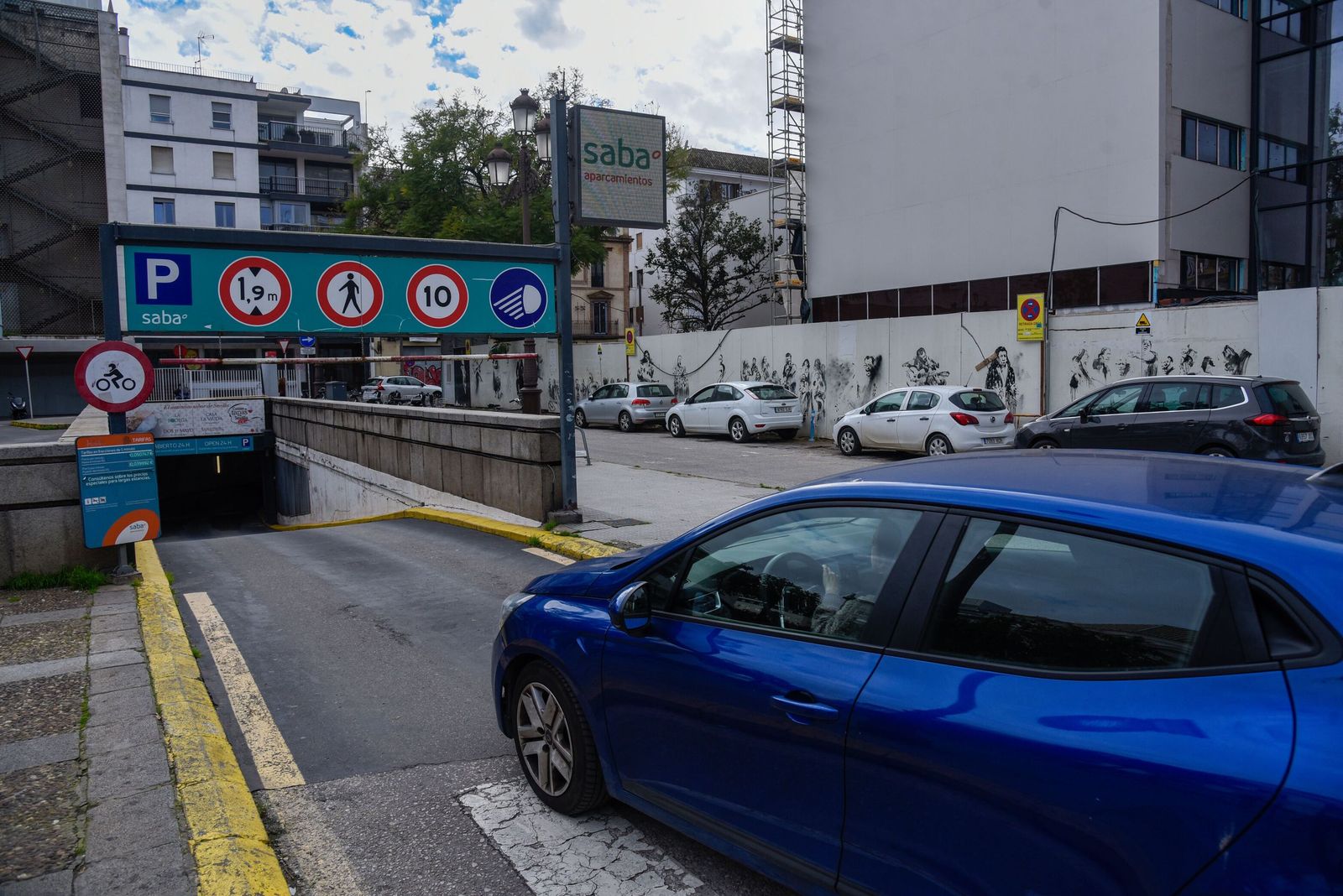 Un coche accede al aparcamiento rotatorio de la plaza de la Concordia.