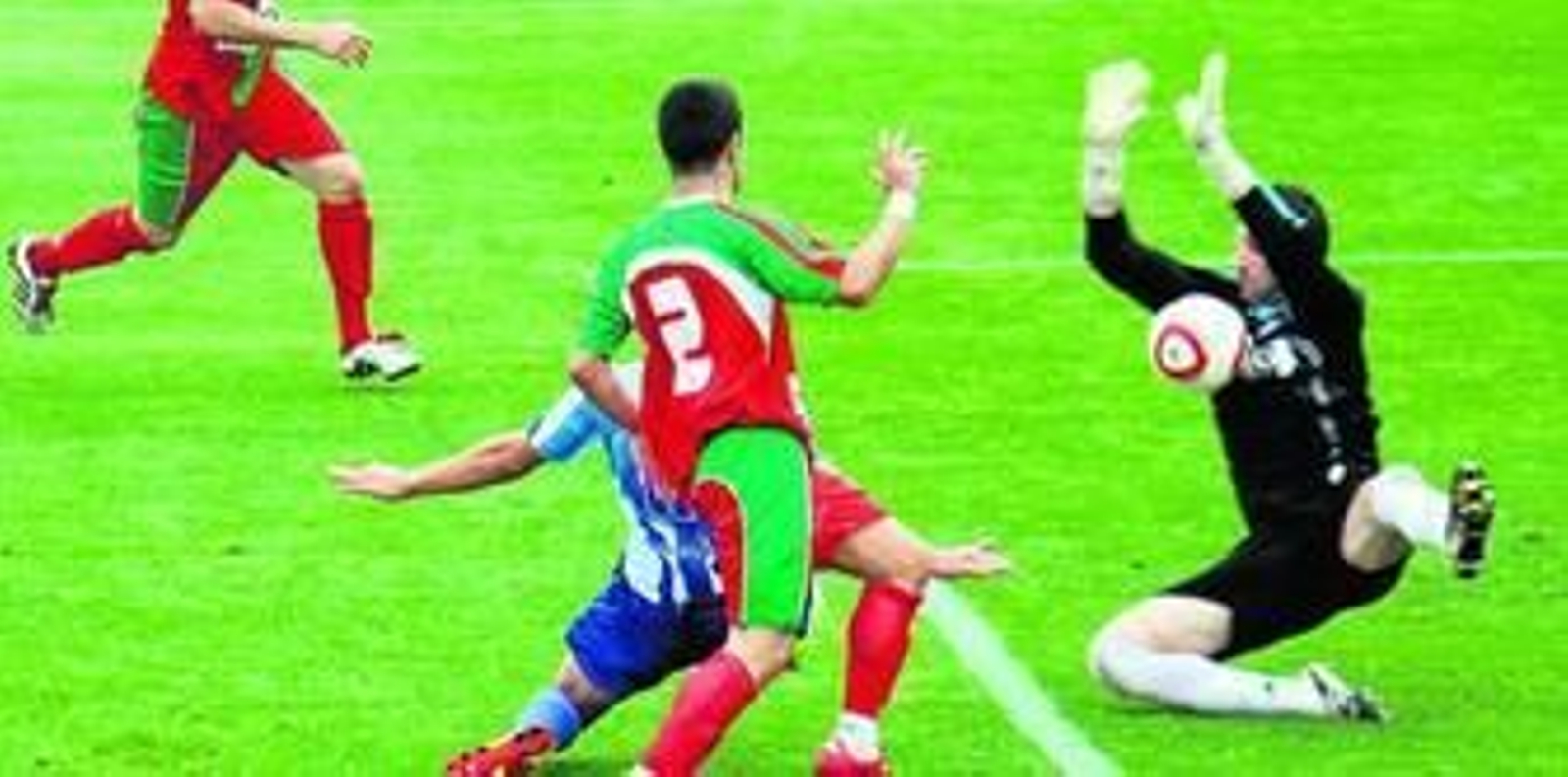 El guardameta paleño frena una ocasión del rival. El guardameta paleño frena una ocasión del rival.