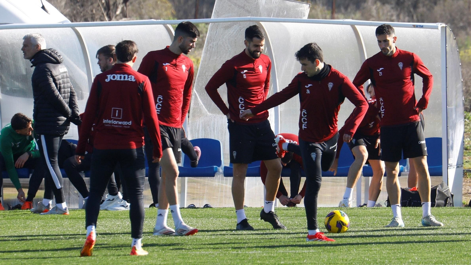 Magunazelaia golpea el balón en presencia de Théo Zidane, Sintes, Albarrán y Carracedo.