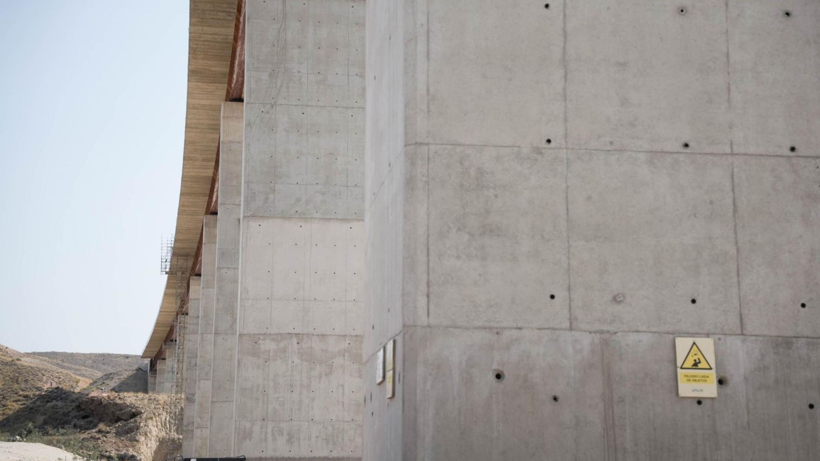 Una de las enormes pilas del viaducto de Los Feos.