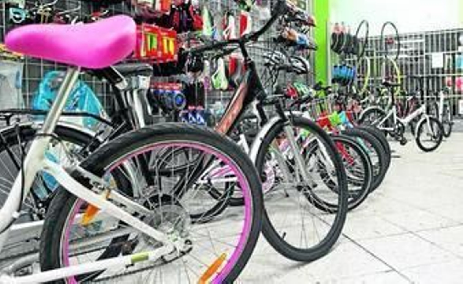 A Piñón, en la calle Hospital de Mujeres, es una de las tiendas que ofrece el alquiler de bicicletas.