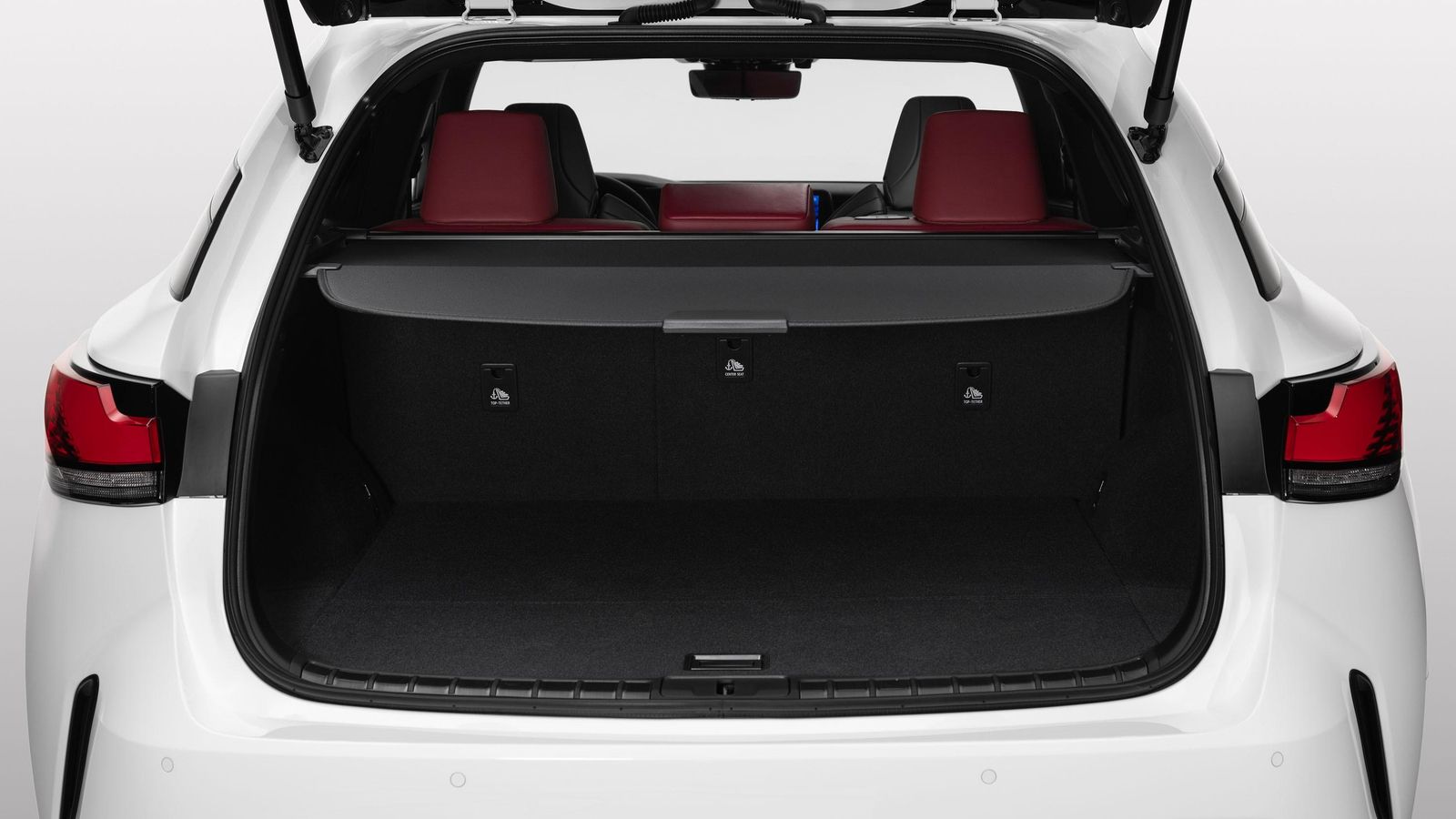 El volumen del maletero varía de las versiones menos electrificadas a las que están más, con 50 litros menos en estas últimas.