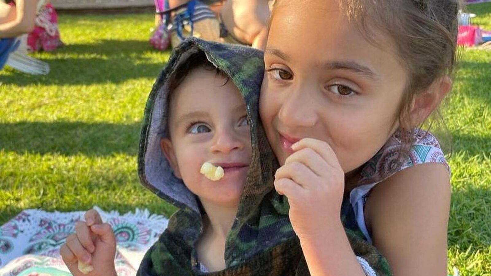 Tano-junto-hermana-Miriam_1725137748_167089770_1200x1014