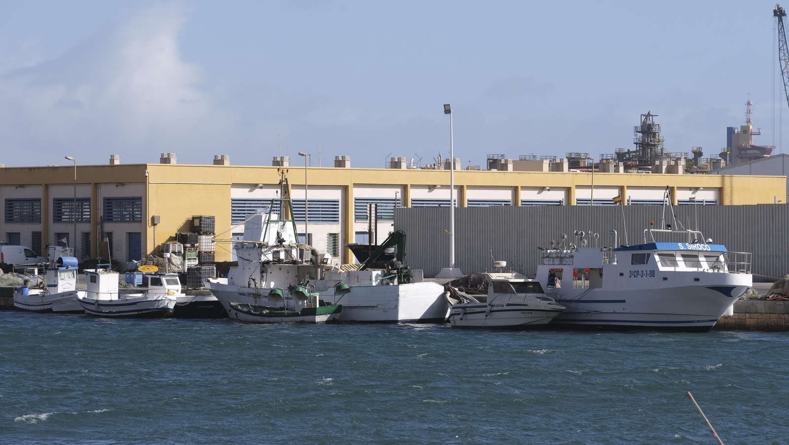 Temporal de viento y flota pesquera amarrada, en Almería
