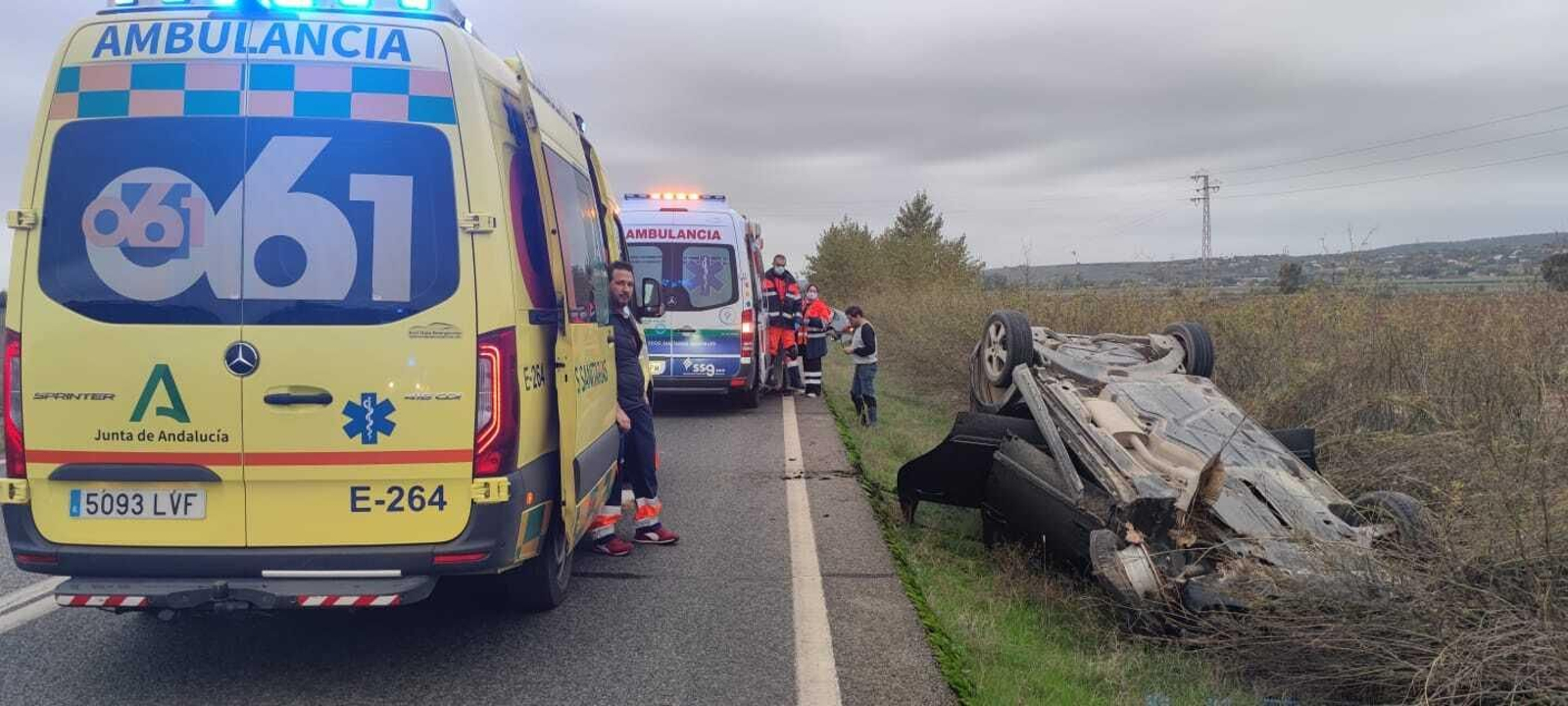 Personal sanitario atiende el siniestro.