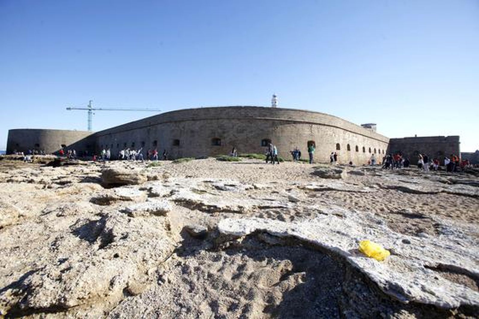 Desde primeras horas de la mañana, en la playa de la Caleta se han reunido miles de ciudadanos, dispuestos a disfrutar y fotografiar la marea del año./Jesús Marín

Foto: Julio Gonz?z/Jes?ar?