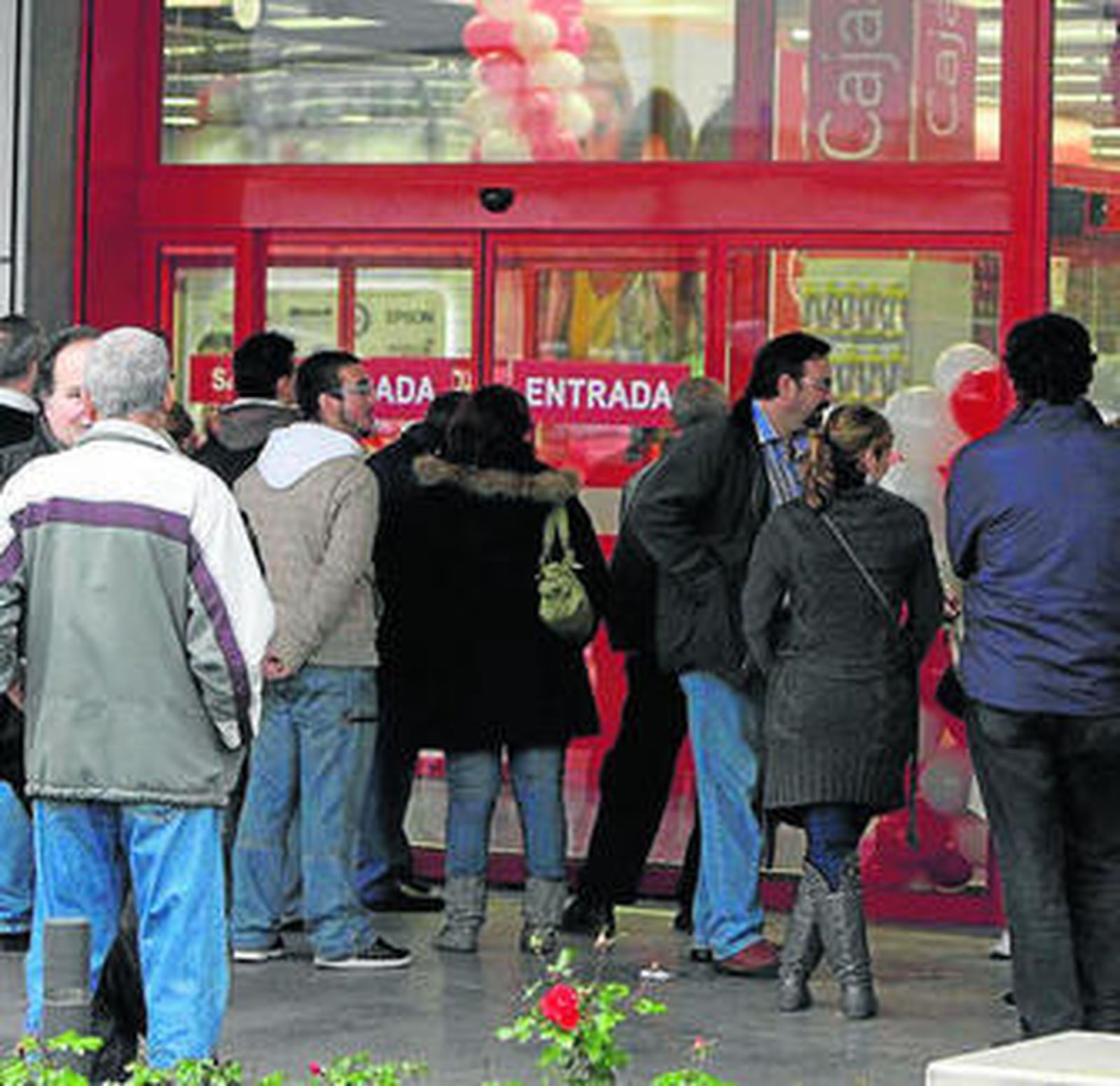 Decenas de clientes esperando a las puertas de Worten.