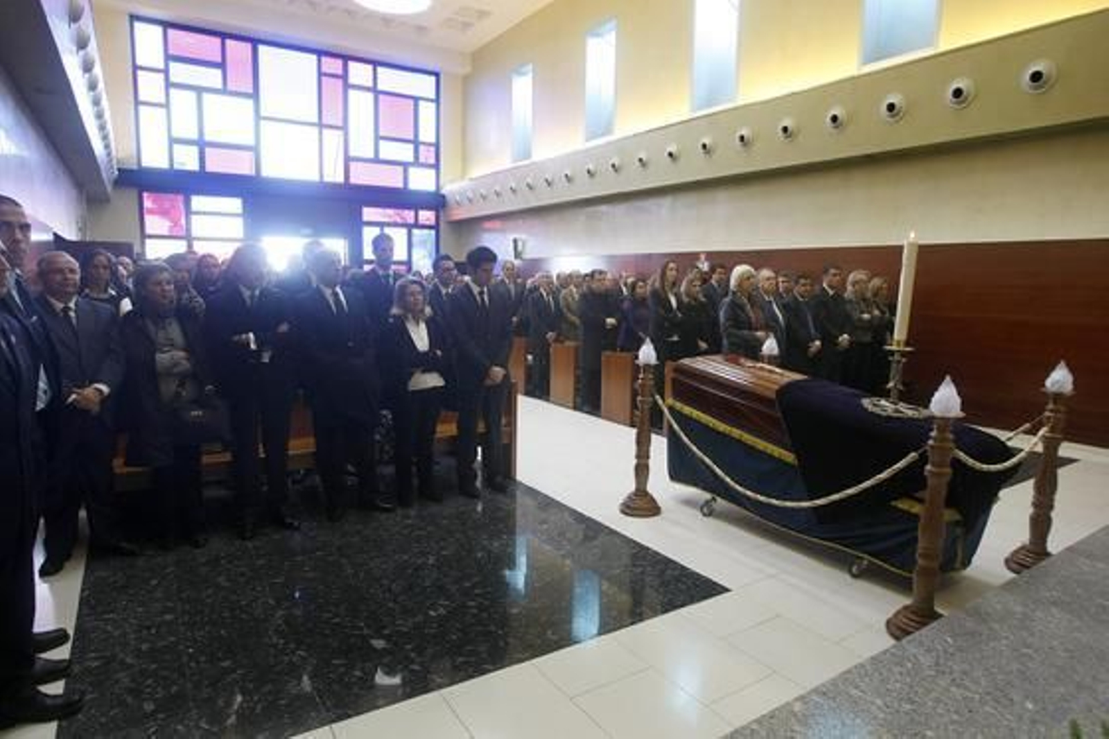 Cientos de personas acuden al funeral del concejal Evelio Ingunza.

Foto: Jose Braza