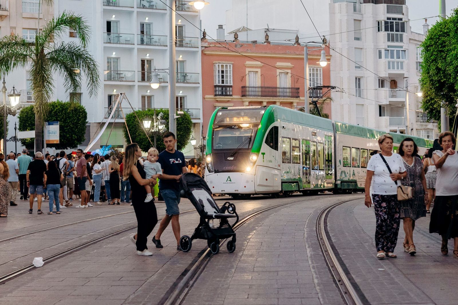 Personas pasean por el centro de San Fernando. El tranvía, un ‘vecino’ más.