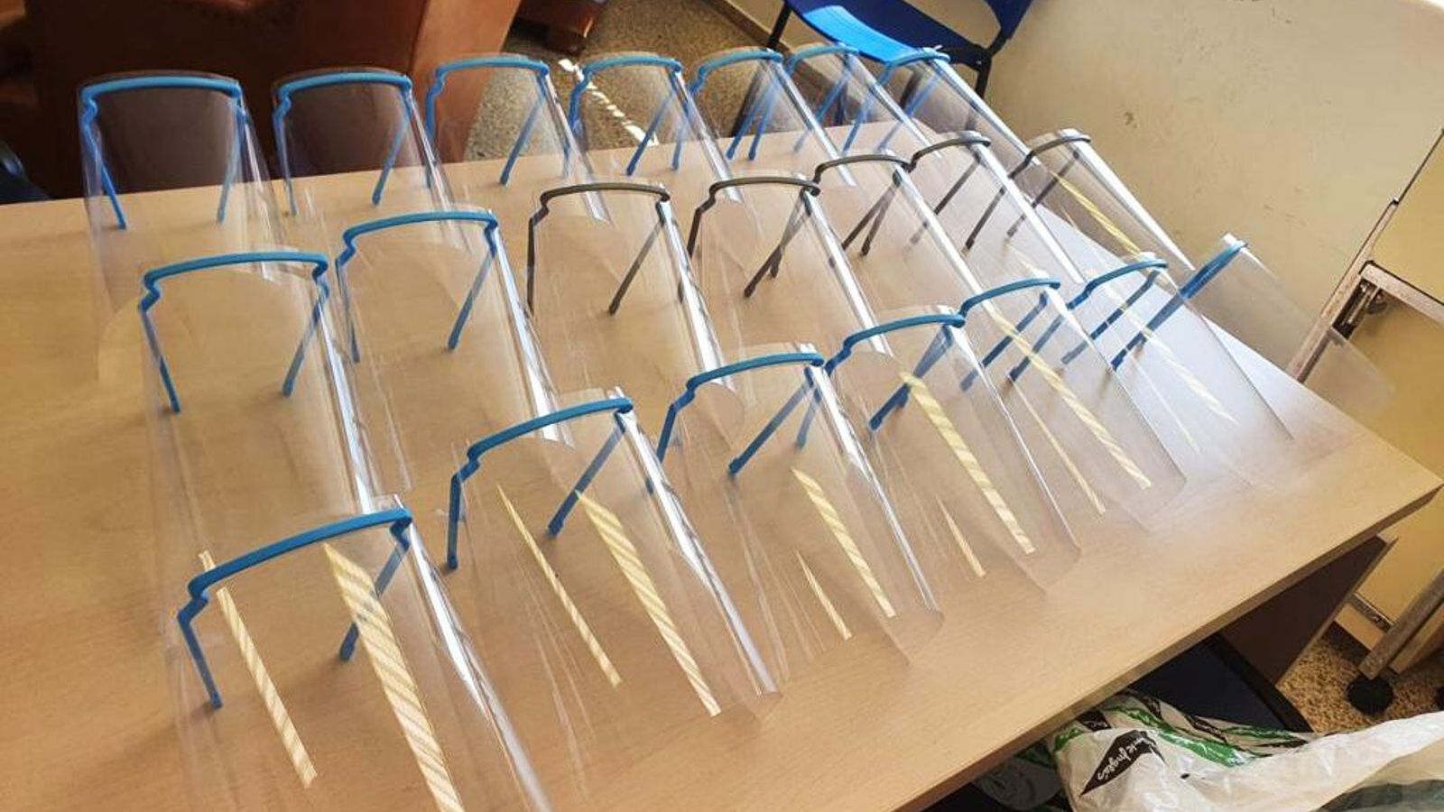 Se compone de dos partes, la montura, un elemento simple que se fabrica con cualquier impresora 3D, y la pantalla protectora, que es un acetato en formato A4.