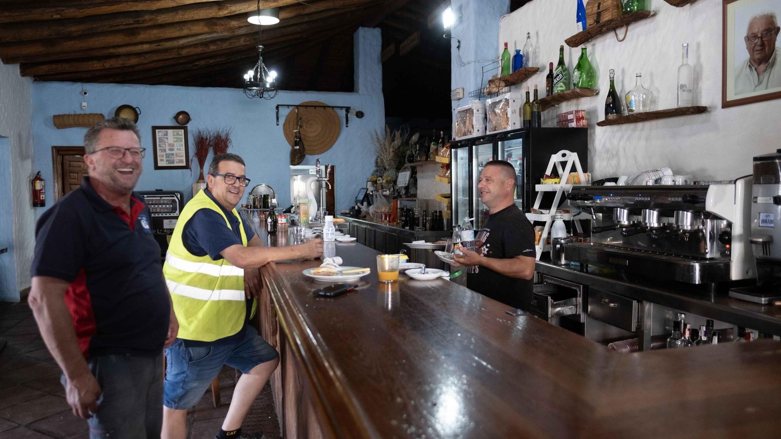 Dos camioneros durante su parada para desayunar.