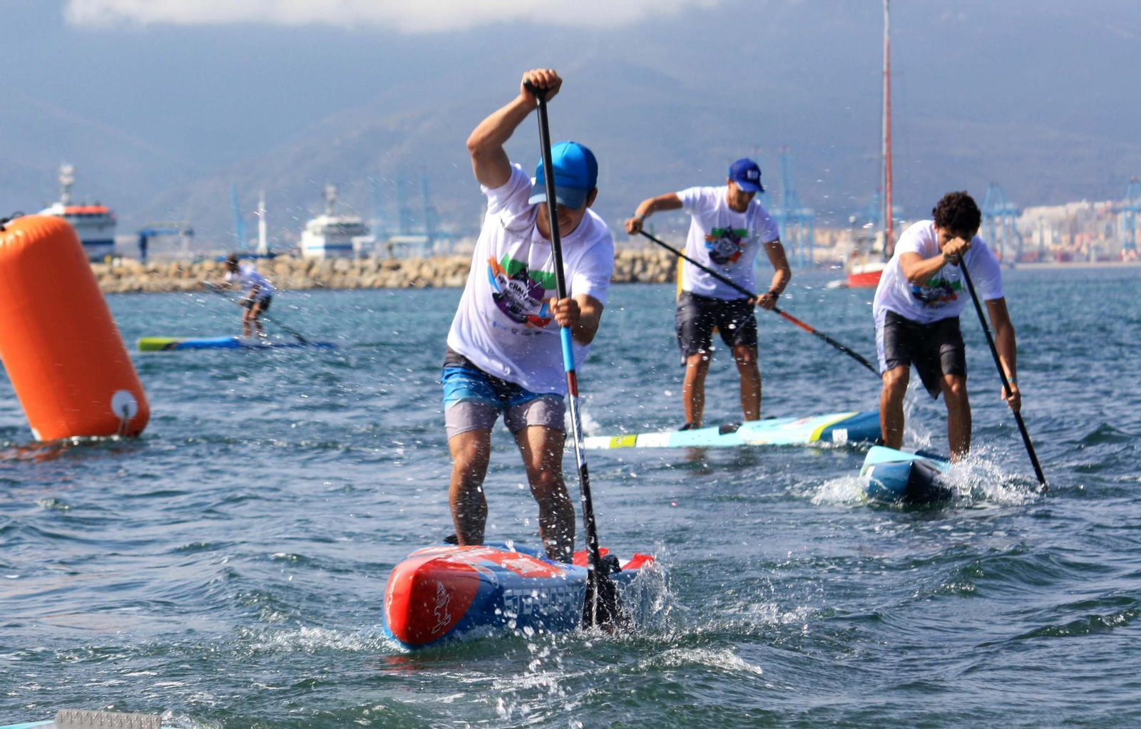 Augusto García, en primer término, compitiendo en aguas gaditanas