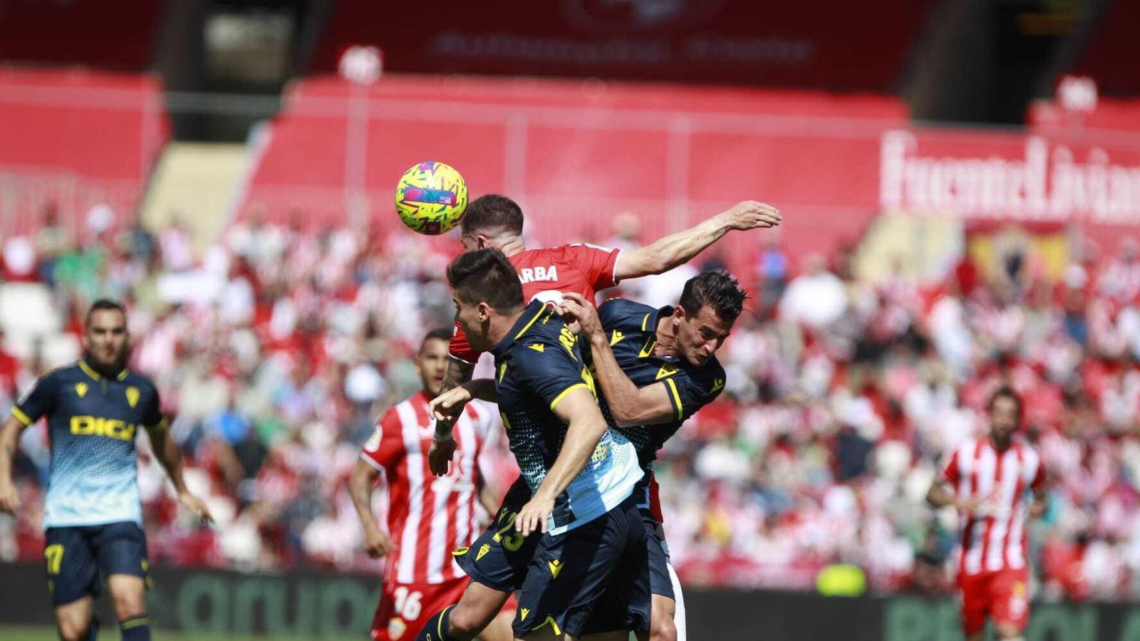 Embarba fajándose con los dos centrales cadistas, Mere y Luis Hernández