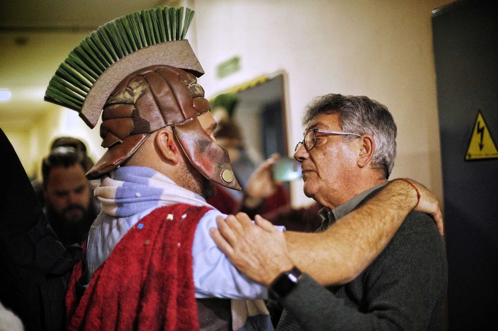 Joaquín Quiñones felicita a José Mari Barranco 'El Lacio' tras la actuación.