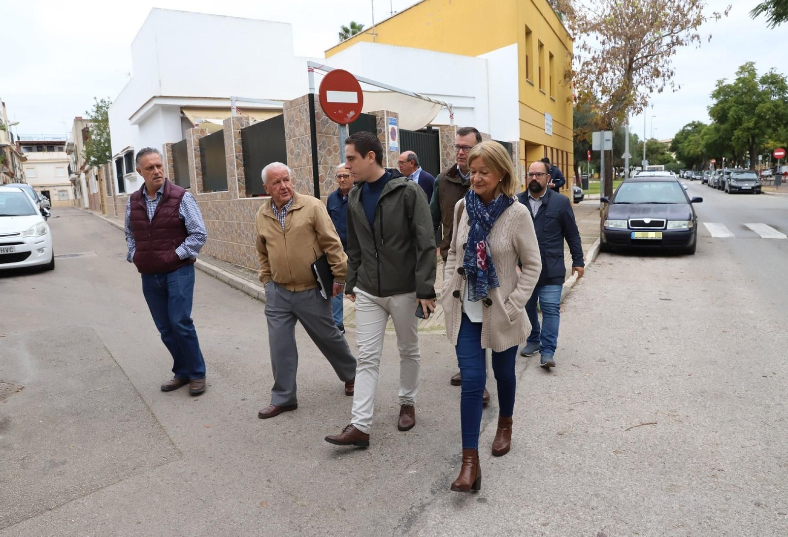 Jaime Espinar y Carmen Pina, con vecinos de la barriada Olivar de Rivero, cuyo portavoz en la visita fue Vicente Ruano