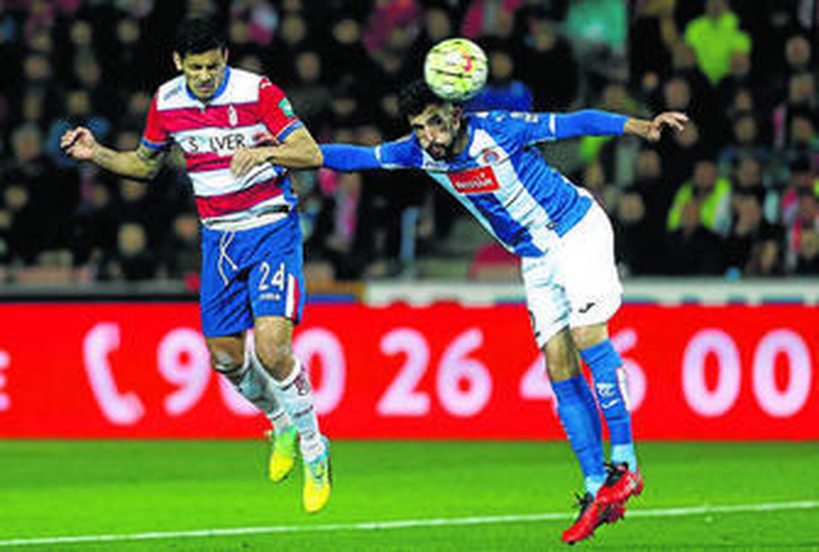 Ricardo Costa protagoniza un remate que salió muy cerca del palo en el 39' ante la oposición del 'perico' Álvaro González.