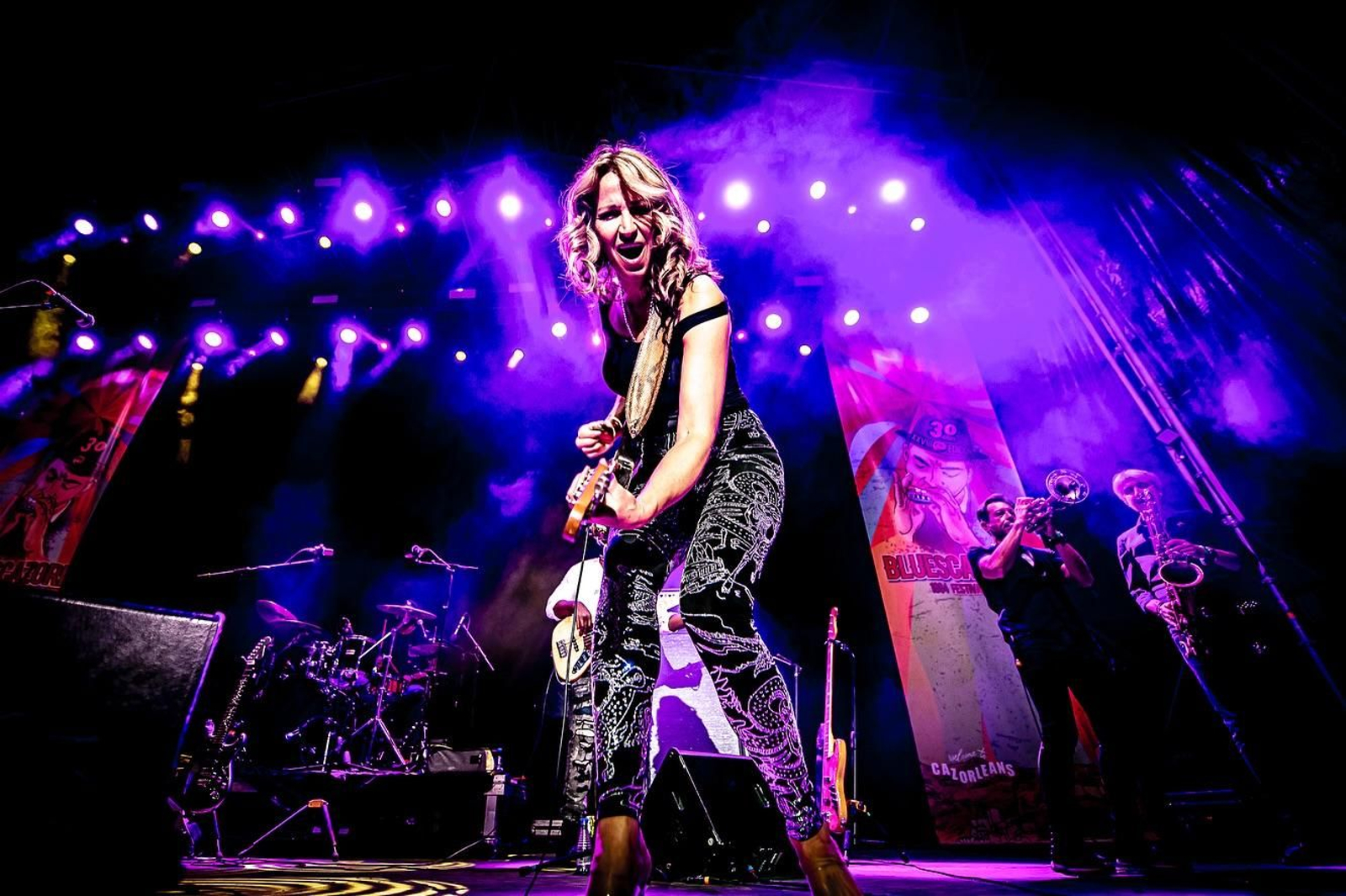 Anna Popovic deleitó al público de Cazorla con su concierto en la Plaza de Toros.jpg