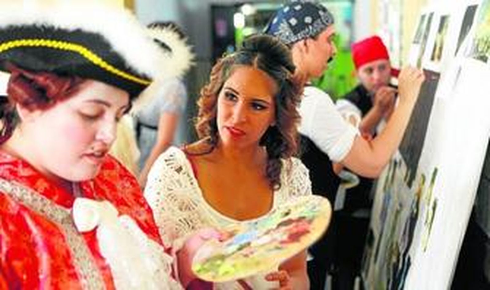 Alumnos y alumnas de San Severiano se afanaban ayer por recrear el ambiente que se vivía en el Cádiz del Doce.