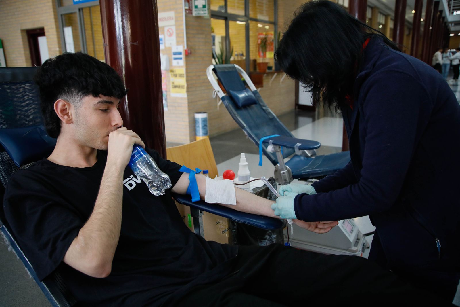 Juan de la Cruz Belmonte y Aref Laarej en la colecta de sangre de la UAL