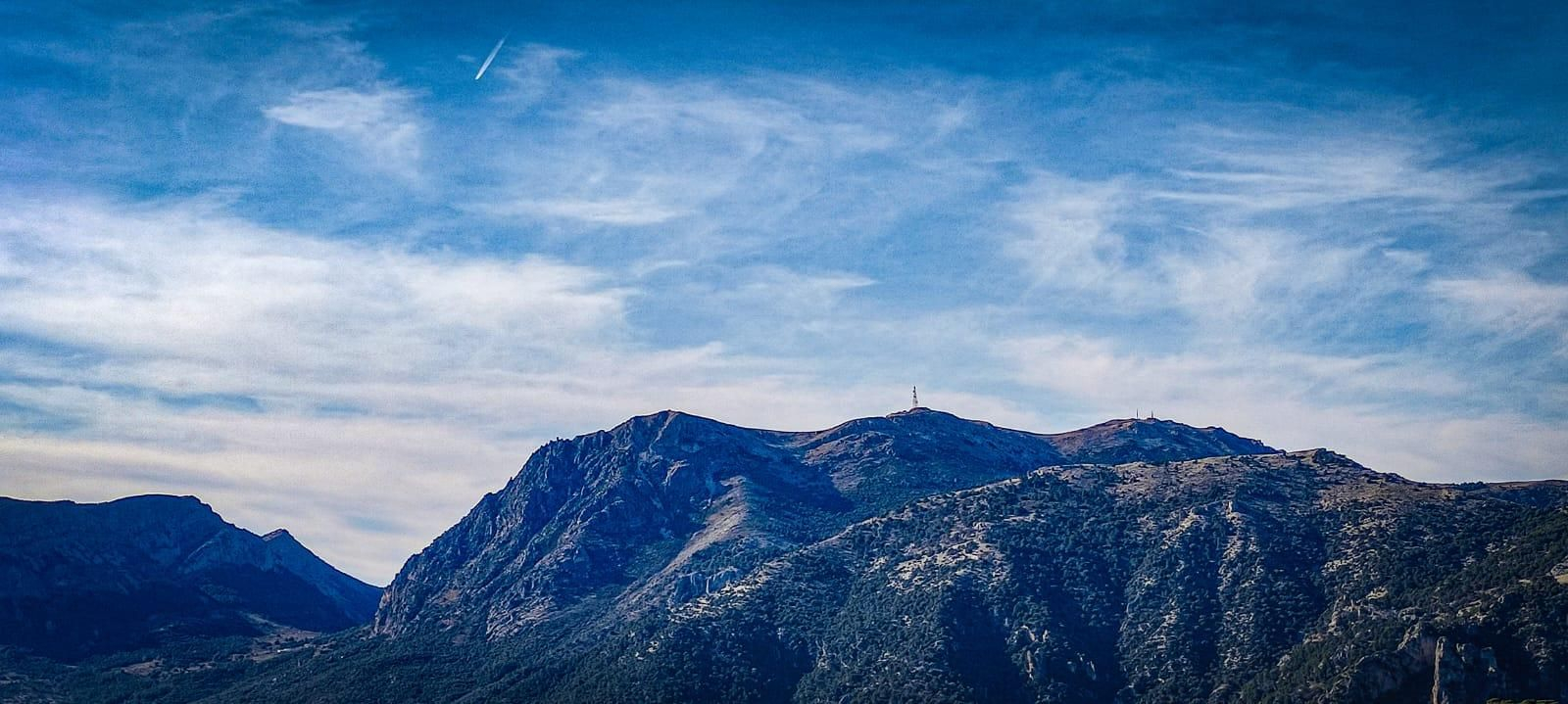 Ruta de senderismo con vistas a Sierra Nevada y la Sierra Sur: subida a la cumbre de Puerto Alto desde la Cañada de las Hazadillas