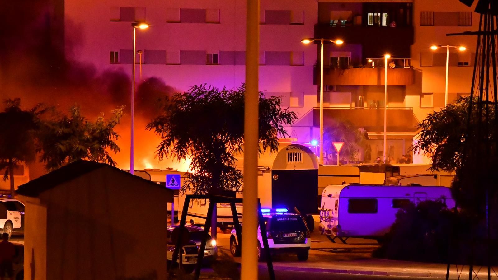 Momento del incendio, a primera hora de la madrugada de este miércoles en Punta Umbría