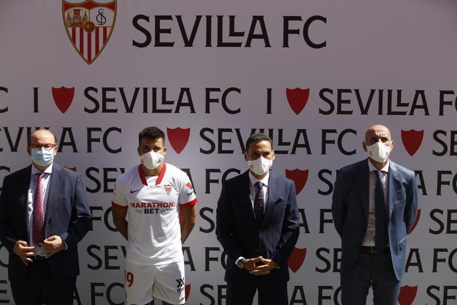 Monchi, junto a Castro, Del Nido Carrasco y Acuña, en la foto oficial de la presentación.