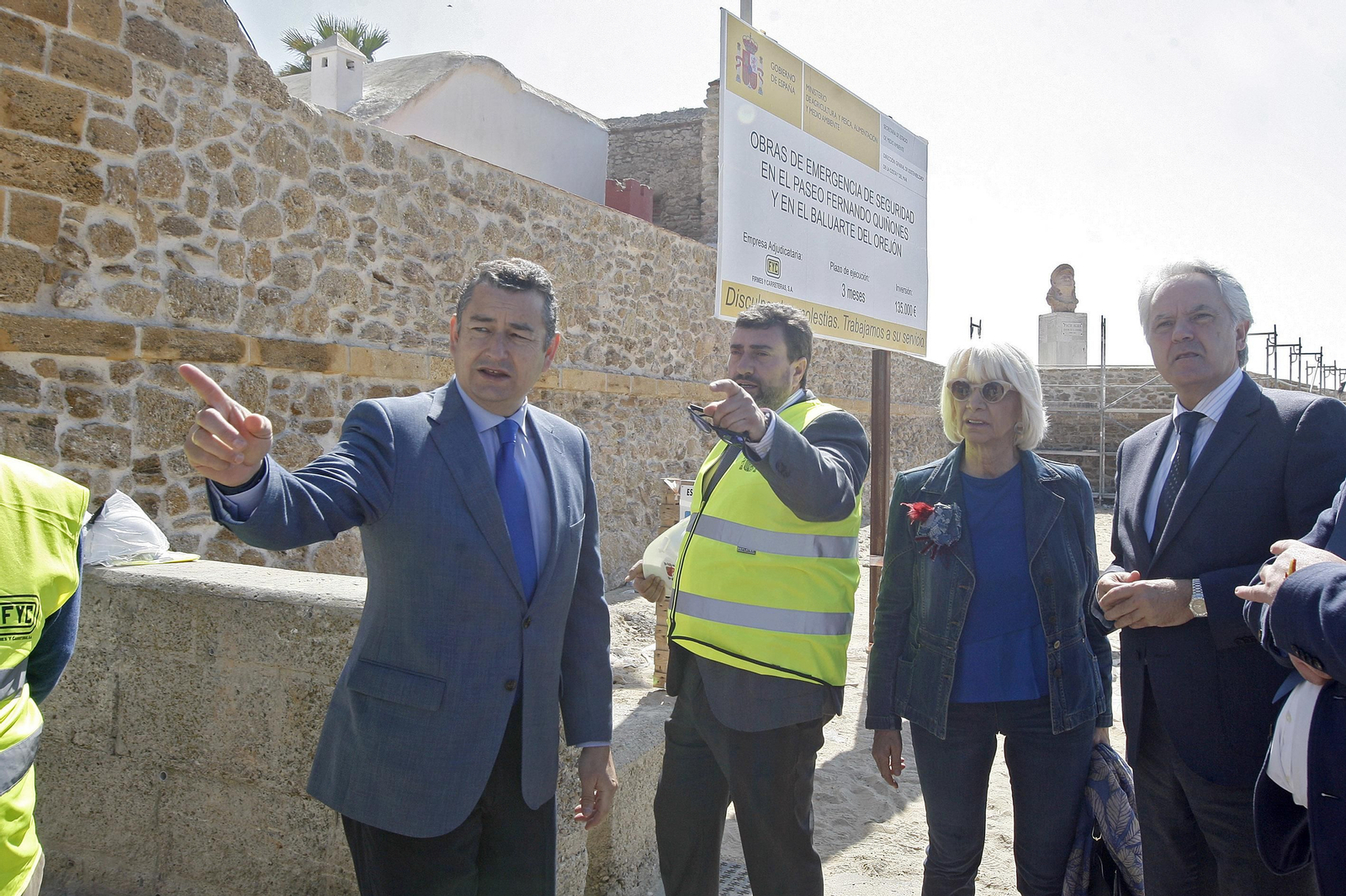 Sanz, durante la visita a la muralla esta mañana.