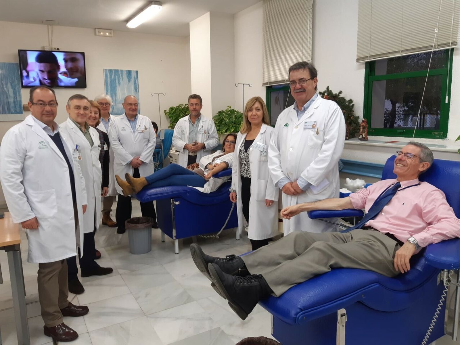Profesionales y miembros del equipo directivo del Hospital Virgen del Rocío también acudieron, el pasado viernes, a donar sangre.