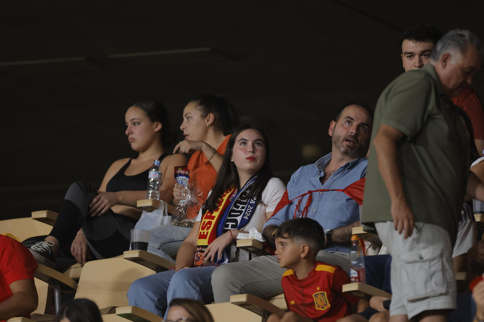 Búscate en las fotos del España-Escocia