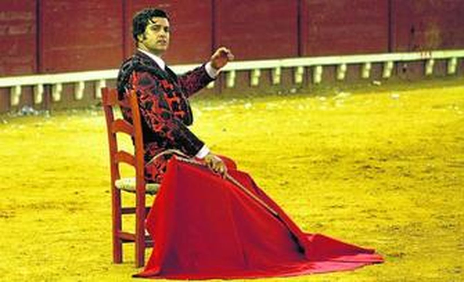 Una imagen que pasará a la historia de la plaza de toros de El Puerto de Santa María: Morante de la Puebla cita sentado en una silla, como en los tiempos de El Gordito o Rafael el Gallo.