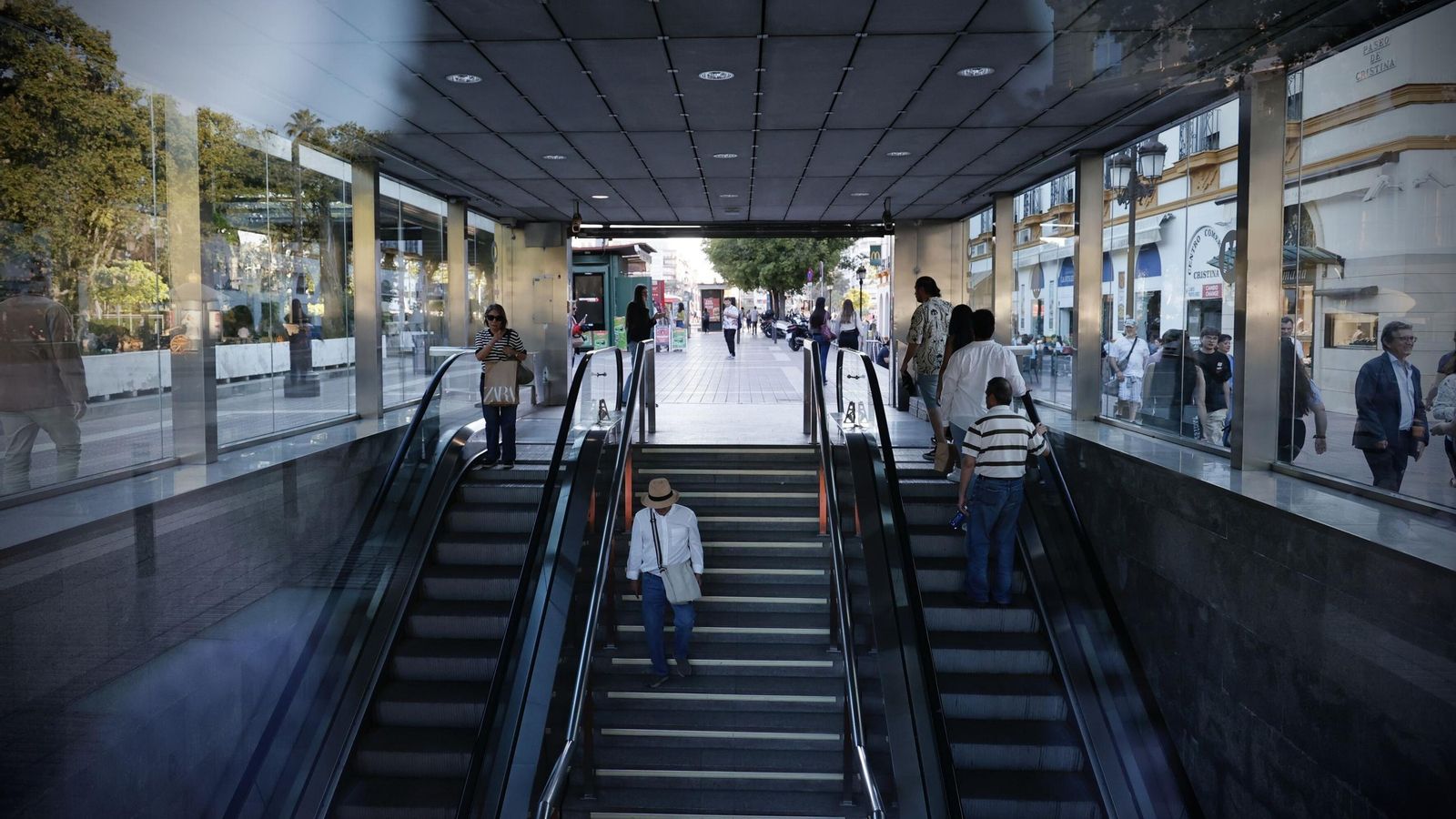Viajeros saliendo de la estación del Metro de Sevilla de Puerta de Jerez