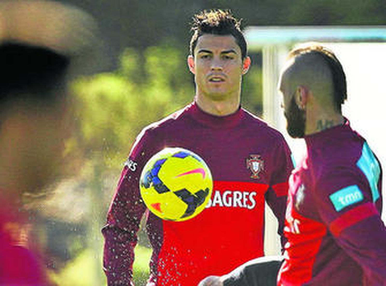 Cristiano Ronaldo y Meireles, en el entrenamiento de la selección portuguesa.