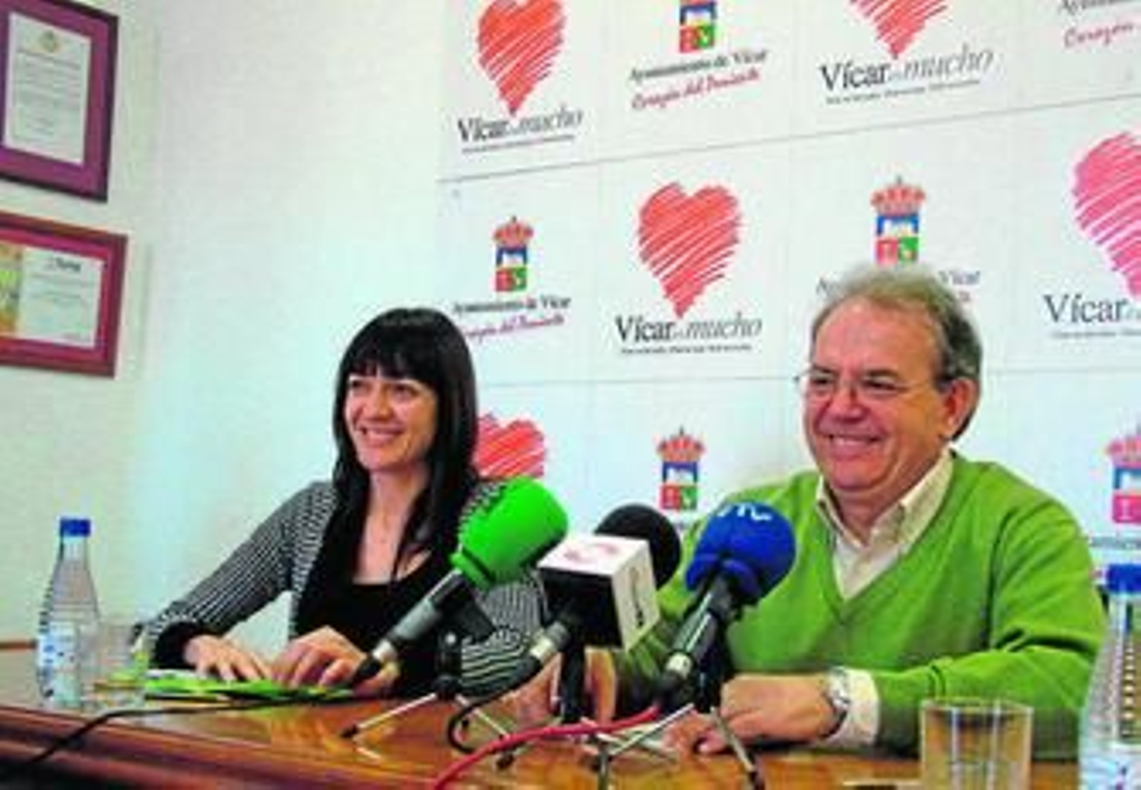 El alcalde de Vícar, Antonio Bonilla acompañado ayer de la concejala de Cultura, Vanesa Lidueña.