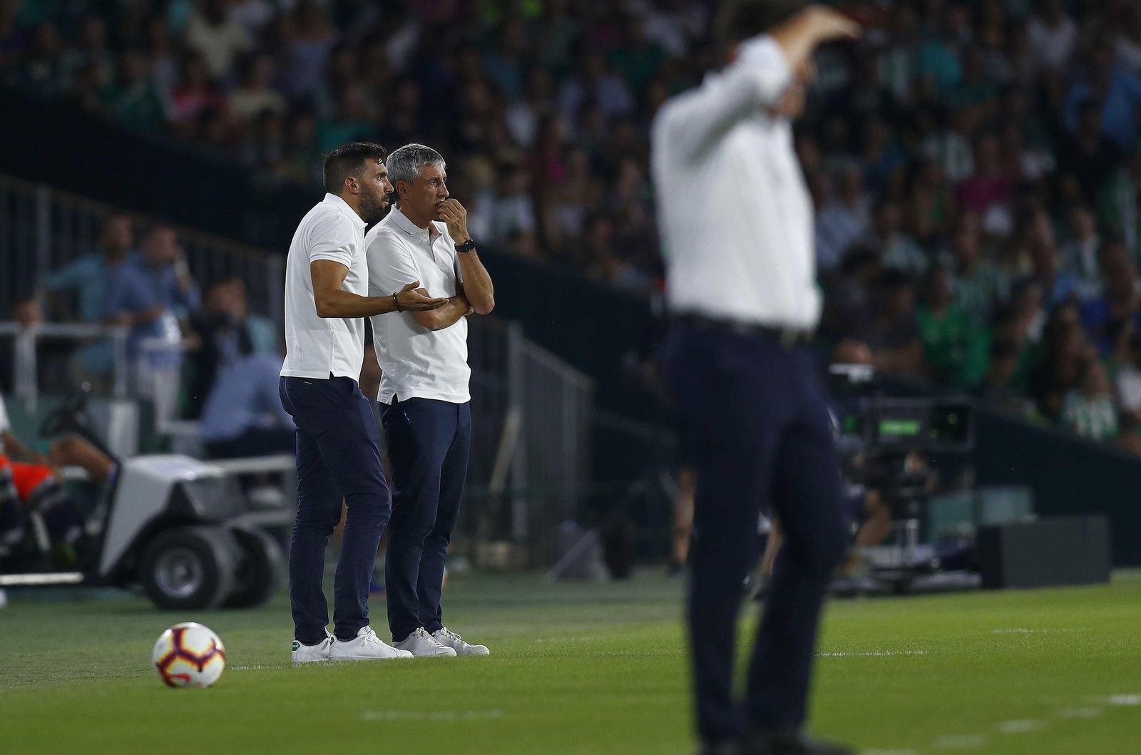 Setién, con Éder Sarabia, al fondo.