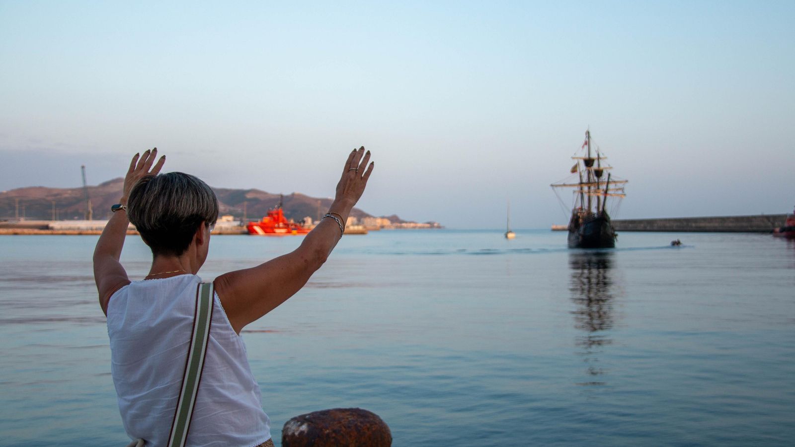 Una vecina de Motril saluda a la Nao Victoria a la espera de ver a su  hijo