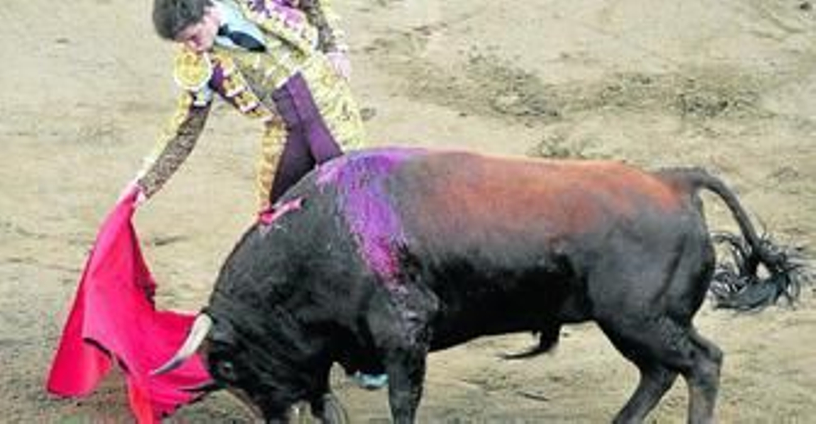 El Juli toreando con la mano derecha al toro Balsero de la ganadería de Las Ventas del Espíritu Santo al que le perdonaron la vida en Cali.
