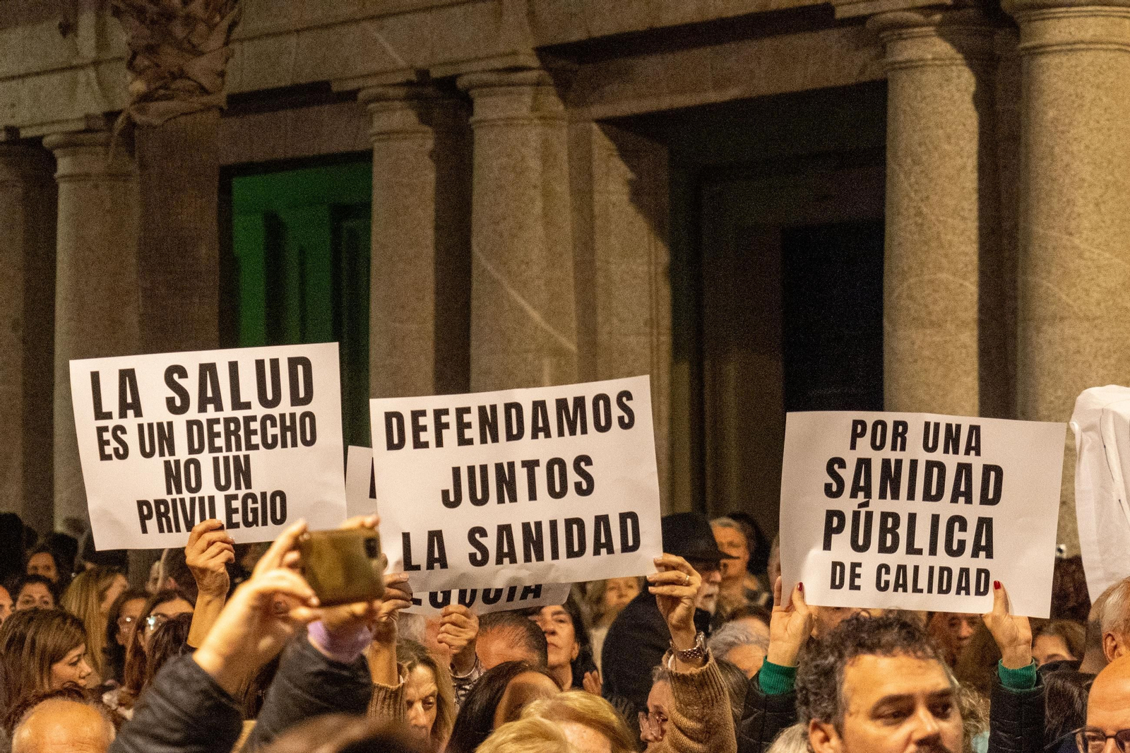 Imágenes de la concentración por la sanidad frente a la delegación