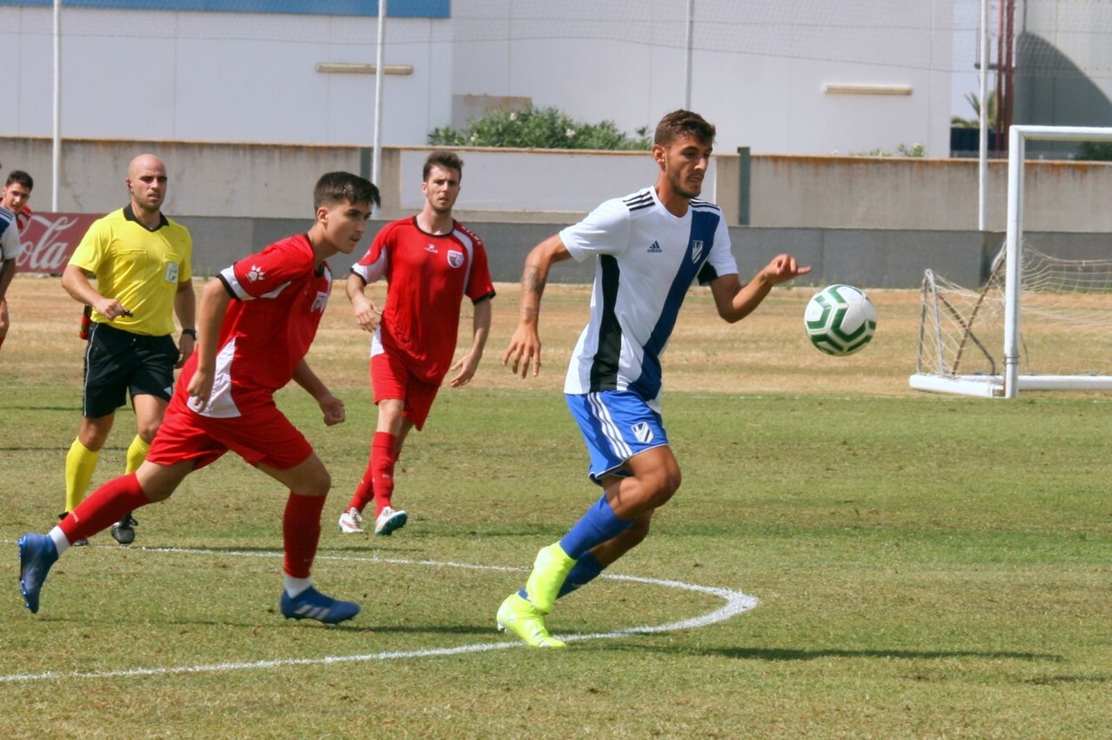 Un lance del encuentro disputado entre Atlético Onubense y Alcalá.