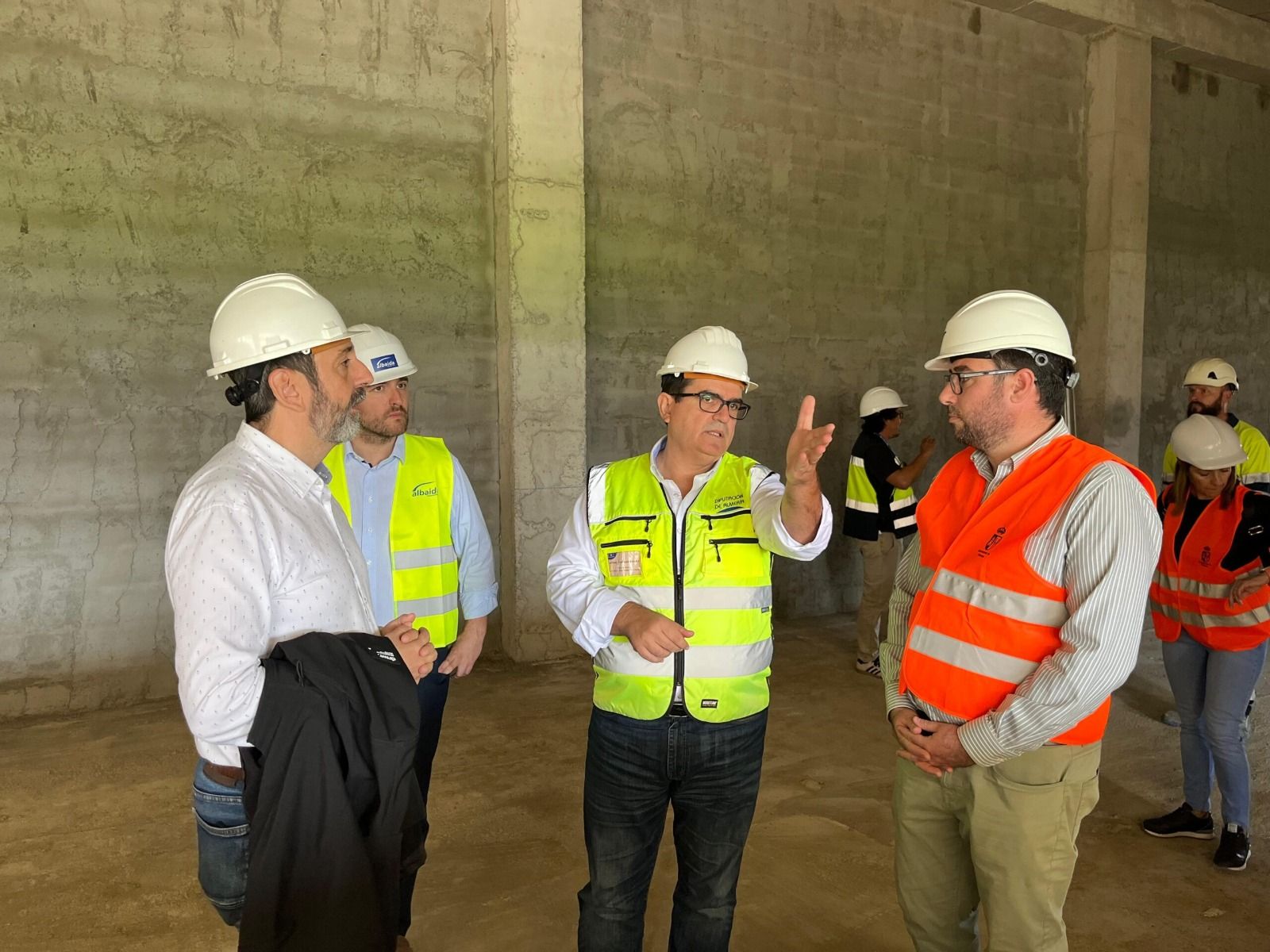 Imagen de archivo de Antonio J. Rodríguez visitando una actuación en Tabernas, junto al alcalde del municipio.