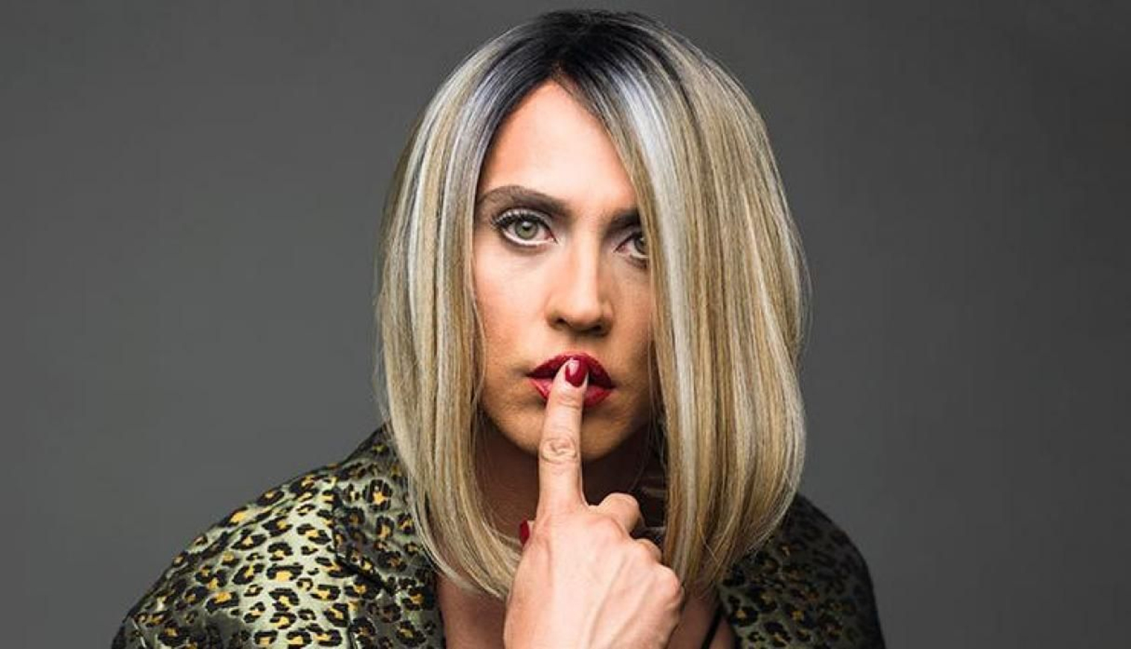 Paco León en su papel de transexual en 'La casa de las flores'